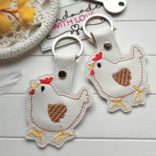 Huhn Henne Schlüsselanhänger gestickt – Weißer veganer Taschenbaumler aus Kunstleder, Geschenkidee für Hühnerfreunde