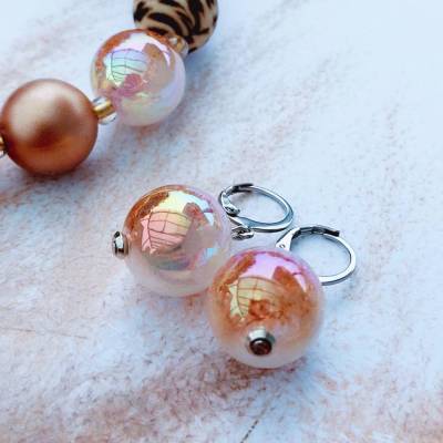 Ohrringe mit irisierenden Acrylperlen in sandbraun