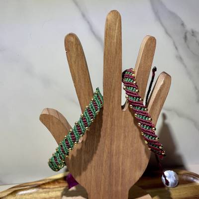 Weihnachtliches Makramee Armband handgemacht mit goldenen Edelstahl Perlen – größenverstellbar XS-4XL