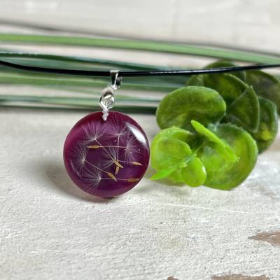 Runder Anhänger Pusteblume in Harz Brombeerfarben 22 mm mit Edelstahlöse & Lederkette 45+5 cm – handgefertigtes Unikat