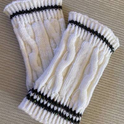 Pulswärmer/Armstulpen in weiß-creme mit Zopfmuster, Pulswärmer in Größe M-L, Pulswärmer ohne Daumeneingriff