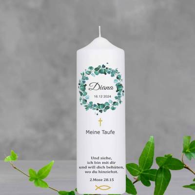 Die Taufkerze mit Eukalyptusblättern für Mädchen und Jungen besticht durch ihr modernes und stilvolles Design.