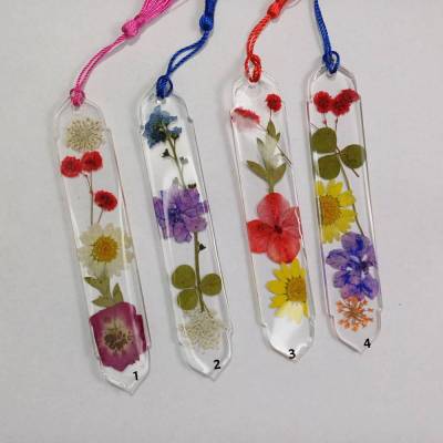 Fröhliches Lesezeichen aus Epoxidharz mit Blumen in extravaganter Form - mit Quaste