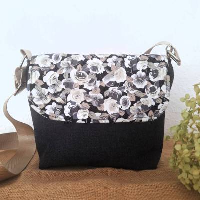 Handmade Schultertasche mit tollem Rosenmuster – einzigartig und mit Liebe zum Detail gefertigt.