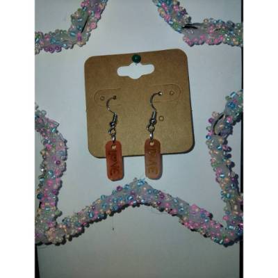 Ohrringe mit roten LOVE-Kunststoffanhängern – handgemachte Statement-Accessoires