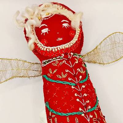 Handgefertigter Weihnachtsengel aus rotem Filz. Verziert mit filigranen Stickereien und Flügeln aus feinem Golddraht