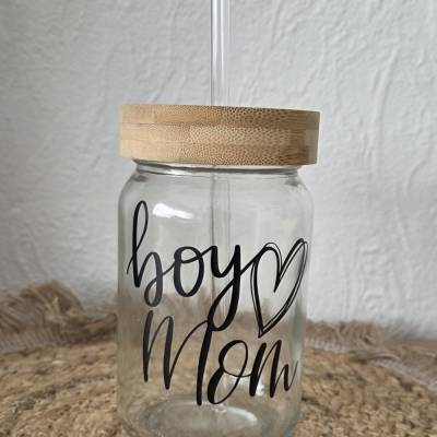 Trinkglas „Boy Mom“ – mit Bambusdeckel & Glasstrohhalm