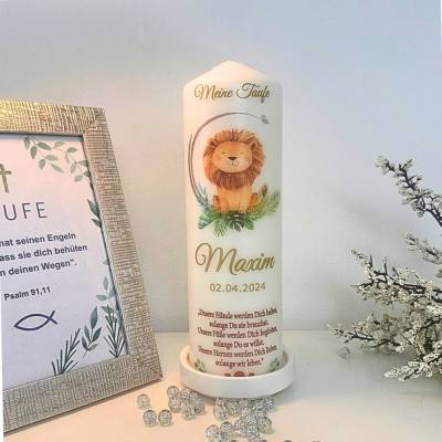 Taufkerze mit Löwenmotiv für Jungen und Mädchen besticht durch ein modernes und elegantes Design.