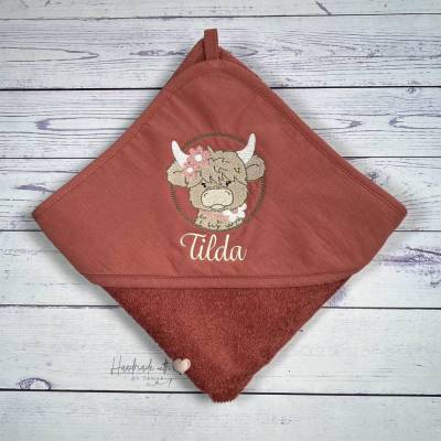 Kapuzenhandtuch mit Highland Rind und Namen bestickt - Babyhandtuch personalisiert I Taufgeschenk 