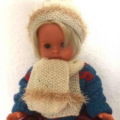 Puppenmütze und Schal im Set in beige mit Fransenwolle handgestrickt von Hobbyhaus