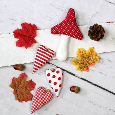 Herbstdeko Stoffgirlande Rot Weiß mit Pilz & Herzen – Handgemachte Herbstgirlande Landhausstil