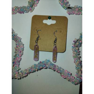 Lila Ohrringe mit LOVE-Schriftzug aus Kunststoff – Handgemachte Anhänger, 2,5cm