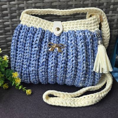 Gehäkelte Handtasche Umhängetasche in Jeans Weiß mit Kunstleder Druckverschluss & Gold Deko