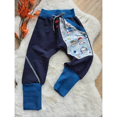 Handgemachte Bio-Kinderpumphose Sweat 98/104 Blau – Unikat mit Schneemann-Tasche, nachhaltig & bequem