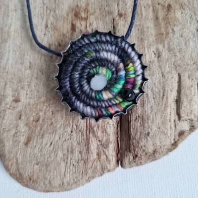 Textilschmuck, Kronkorken trifft Wollspirale, extravaganter Upcyclingschmuck