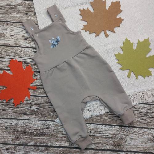 Latzhose Windellatze für Babys 80 taupe – Stoffwindeltauglich & Fledermausmotiv