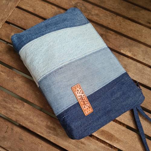 Jeanstasche mit Handgelenksschlaufe – Upcycling Patchwork – Nachhaltige Kosmetiktasche mit Innenfächern 15x23x3 cm – Ges