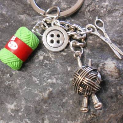 Stricken Schlüsselanhänger mit grüner Wolle und versilberten Details – Handarbeit Glücksbringer