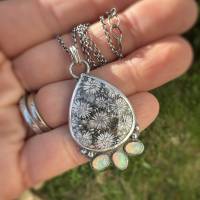 Versteinerte Fossile Koralle Schwarz, Opal Halskette, Zarter Blumen Anhänger, Silber, Äthiopische Welo Opal, Korallenach
