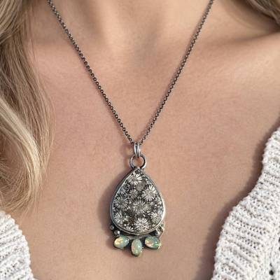 Versteinerte Fossile Koralle Schwarz, Opal Halskette, Zarter Blumen Anhänger, Silber, Äthiopische Welo Opal, Korallenach