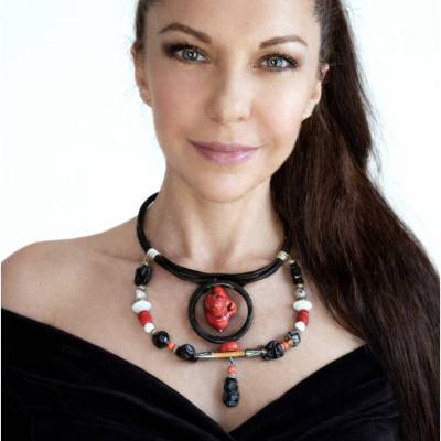 Herz der Erde – Ethno futuristisches Collier mit roter Koralle und Lava