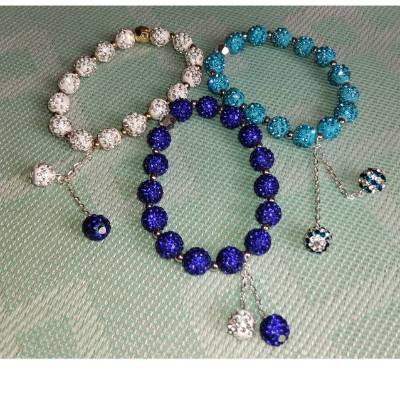 Elastisches Armband aus Tonperlen mit Strass – Handgemachter Modeschmuck