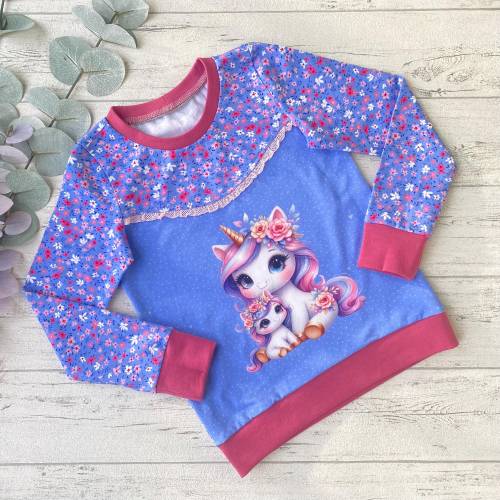 Einhornshirt für Mädchen – Langarmshirt oder T-Shirt in Blau/Rosa mit Blumen & Rüsche, Wunschgröße 92 bis 158