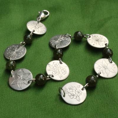 Armband mit handgravierten Blüten und grünem Mali-Granat