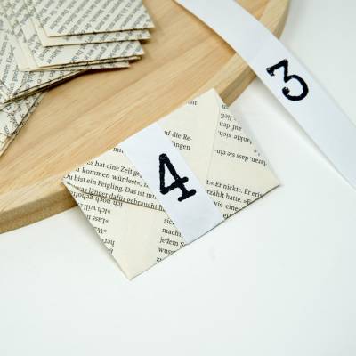 24 Adventskalender Umschläge Bücherseiten mit Zahlen | DIY Adventskalender