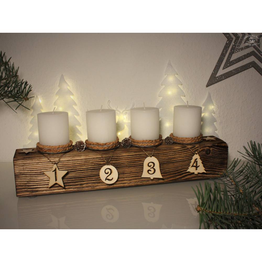 Adventsbalken aus Holz mit roten Kerzen und Glaskugeln/ Adventsgesteck / Adventsdeko