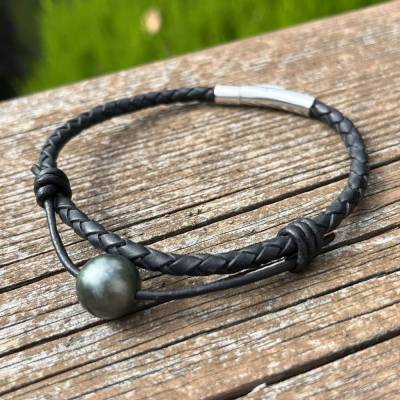 Schwarzes geflochtenes Lederarmband mit großer Süßwasserperle und Edelstahl-Klickverschluss