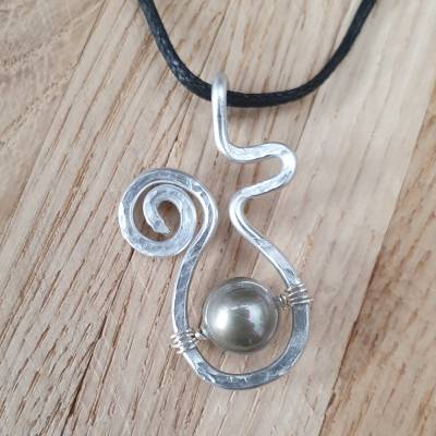 Handgefertigtes Medaillon aus Aluminiumdraht mit Glasperle – Hammerschlag Design