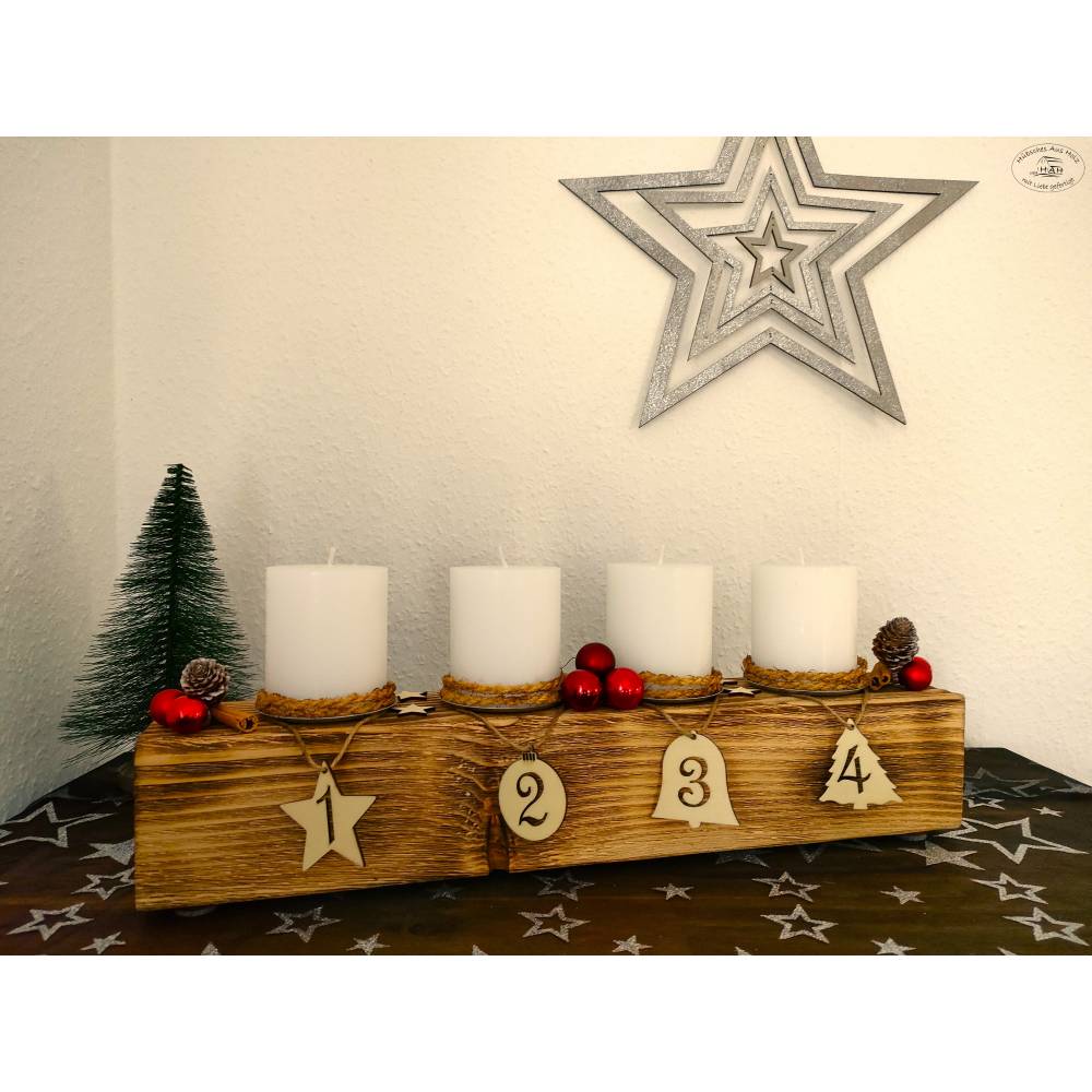 Adventsbalken aus Holz mit weißen Kerzen und Glaskugeln/ Adventsgesteck / Adventsdeko