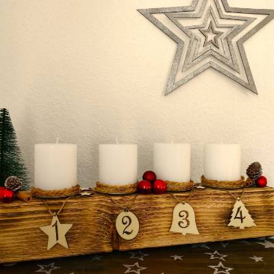 Adventsbalken aus Holz mit weißen Kerzen und Glaskugeln/ Adventsgesteck / Adventsdeko