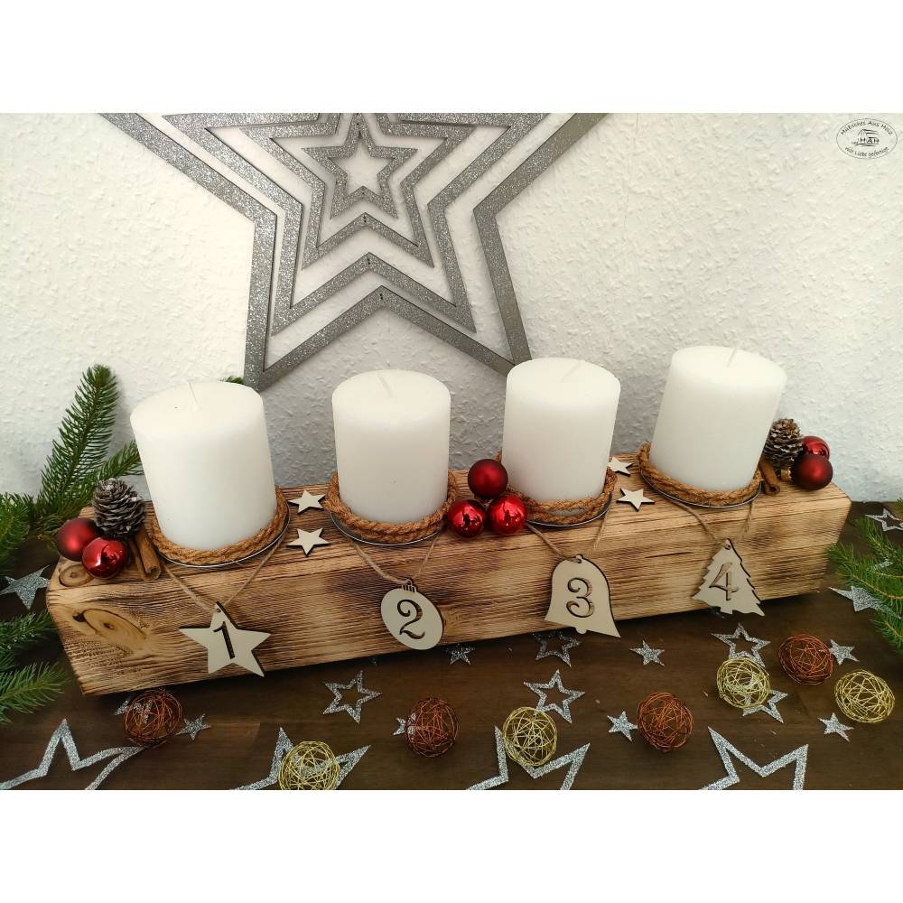 Adventsbalken aus Holz mit weißen Kerzen und Glaskugeln/ Adventsgesteck / Adventsdeko