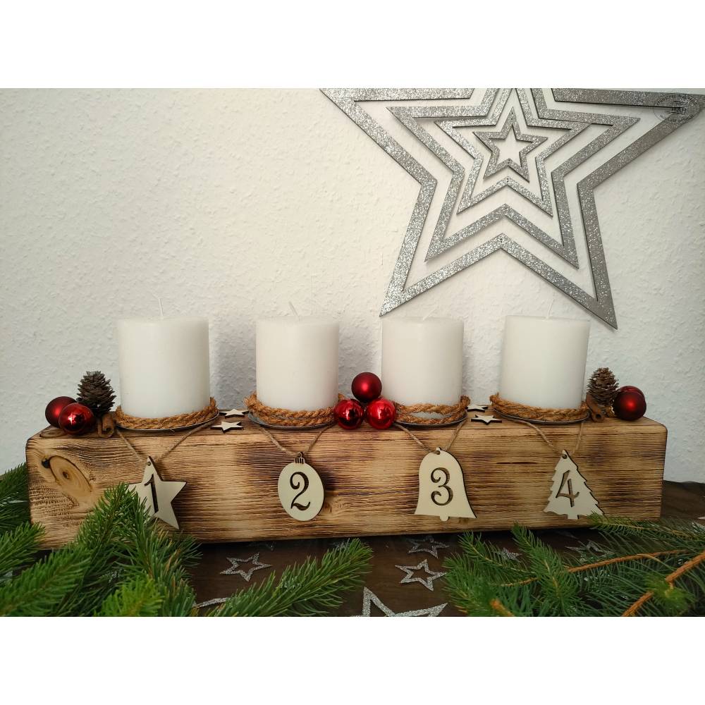 Adventsbalken aus Holz mit weißen Kerzen und Glaskugeln/ Adventsgesteck / Adventsdeko
