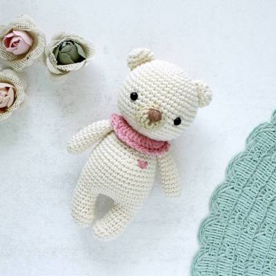 Handgehäkelter Teddy 14 cm in Creme – Amigurumi Bär aus Baumwolle, 14 cm groß