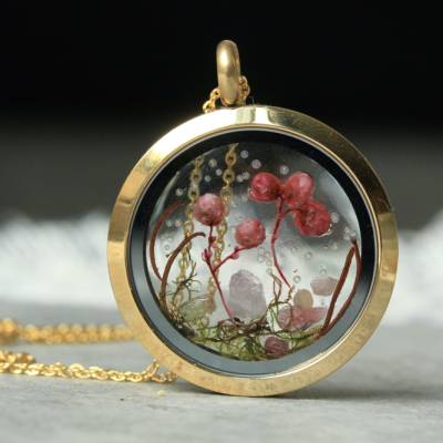 Vergoldetes Edelstahl Medaillon mit Blüten, Moos Edelsteinen Geschenk für Frauen