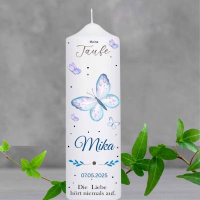 Die Taufkerze Schmetterling für Mädchen und Jungen besticht durch ihr modernes und verspieltes Design.