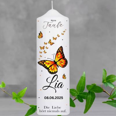 Die Taufkerze Schmetterling für Mädchen und Jungen besticht durch ihr modernes und verspieltes Design.