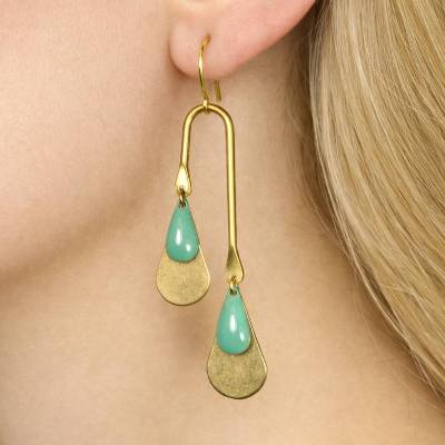 Geometrische Ohrringe Emma aus goldenem Messing mit mintgrünen Emailletropfen – handgemacht (2481)