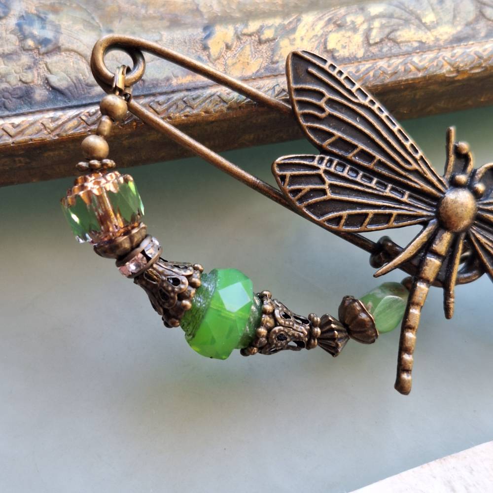 Schalnadel Libelle Grn Opal im Jugendstil, Tuchbrosche mit bhmischen  Glasperlen in Grntnen N-7-AB-44