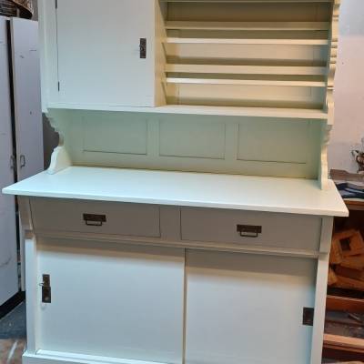 Bayrischer Aufsatzschrank  mit Tellerbord um 1920 jetzt in Lindgrün komplett restauriert