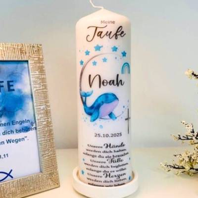 Die Taufkerze "Wallfisch" mit ihren strahlenden blauen Farben ist ein ideales Taufgeschenk sowohl für Jungen und Mädchen