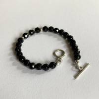 Tiefschwarzes facettiertes Onyx-Armband mit Sterlingsilber-Knebelverschluss.