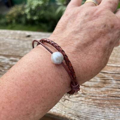 Braunes Lederarmband geflochten, große Perle 13 mm, Klickverschluß rostfreier Edelstahl