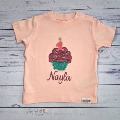Geburtstagsshirt mit Cupcake & Namen bestickt I Mädchen Shirt zum Geburtstag personalisiert I Muffin T-Shirt 