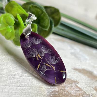 Ovaler Anhänger Pusteblume in Harz Brombeerfarben 4x1,8 cm mit versilberter Kette 50 cm – handgefertigtes Unikat