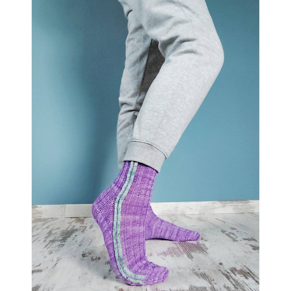 Strickanleitung "Lines" Stylische Socken mit Seitenstreifen – bequem wie deine Lieblingsjogginghose! Bild 1