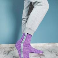 Strickanleitung "Lines" Stylische Socken mit Seitenstreifen – bequem wie deine Lieblingsjogginghose!